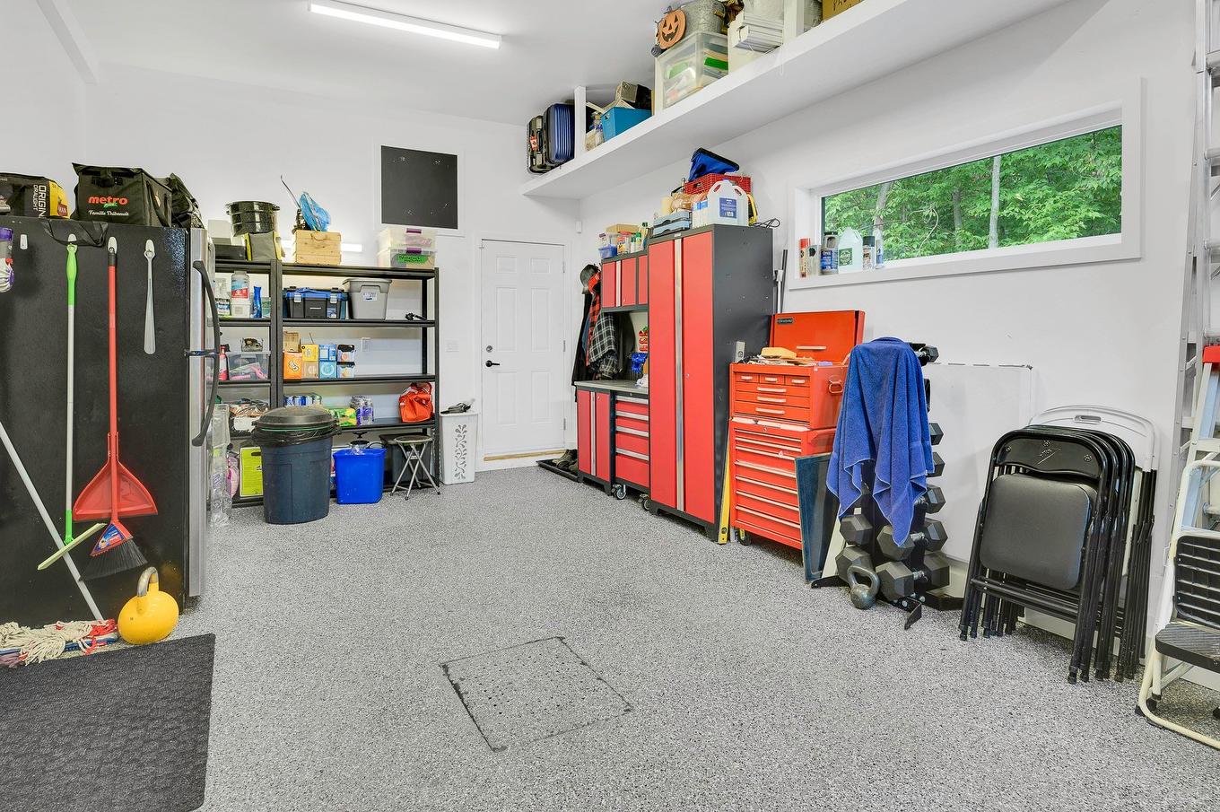 Garage - 250 Rue D'Orion, Saint-Hippolyte, QC - Indoor