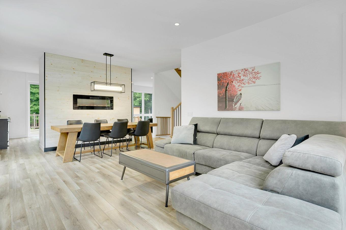 Vue d'ensemble - 250 Rue D'Orion, Saint-Hippolyte, QC - Indoor Photo Showing Living Room