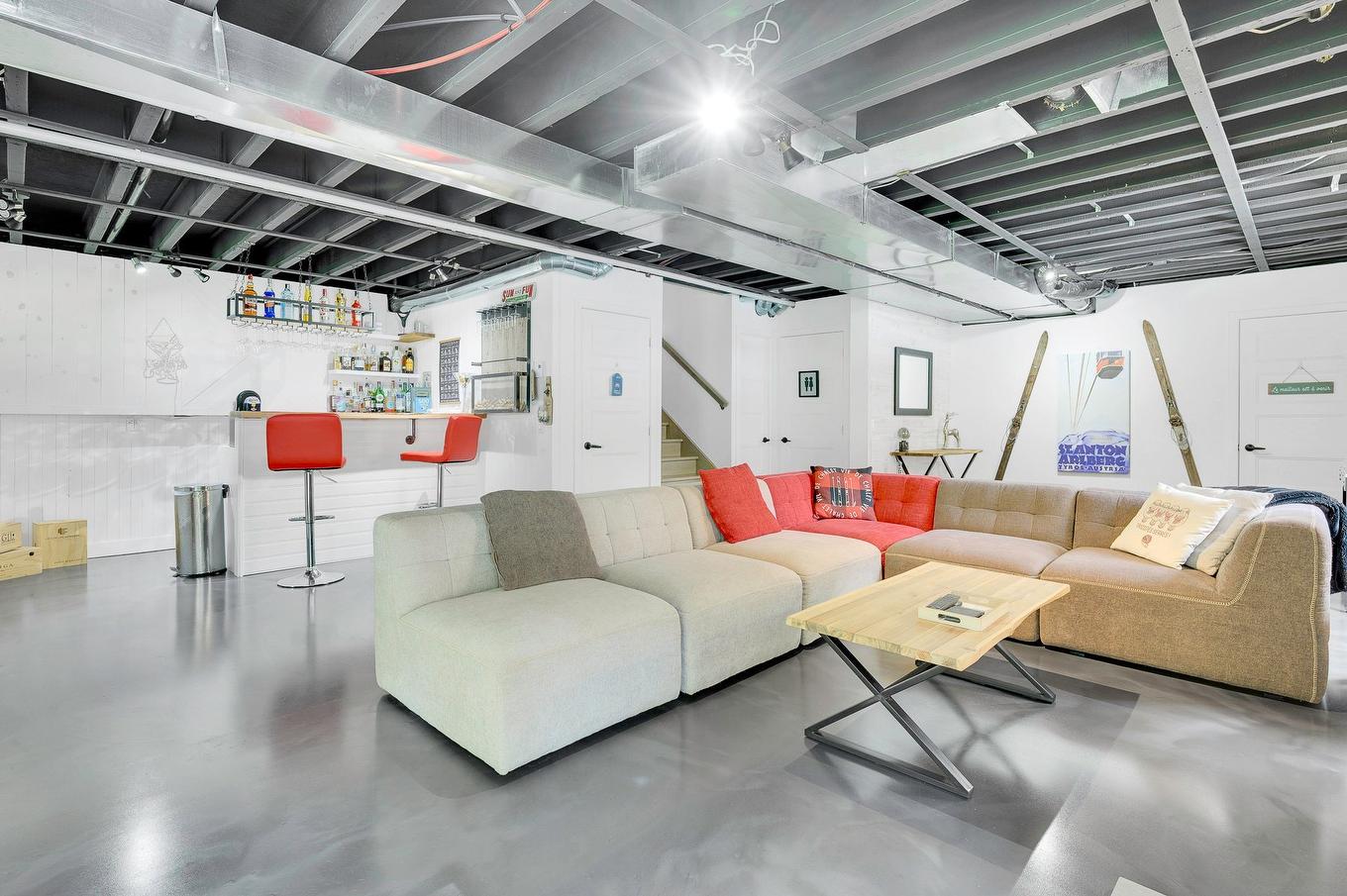 Salle familiale - 250 Rue D'Orion, Saint-Hippolyte, QC - Indoor