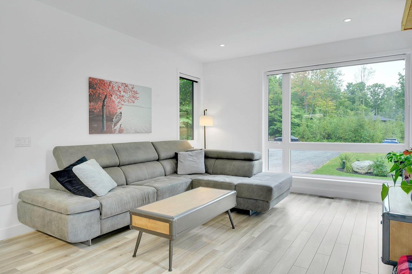 Salon - 250 Rue D'Orion, Saint-Hippolyte, QC - Indoor Photo Showing Living Room