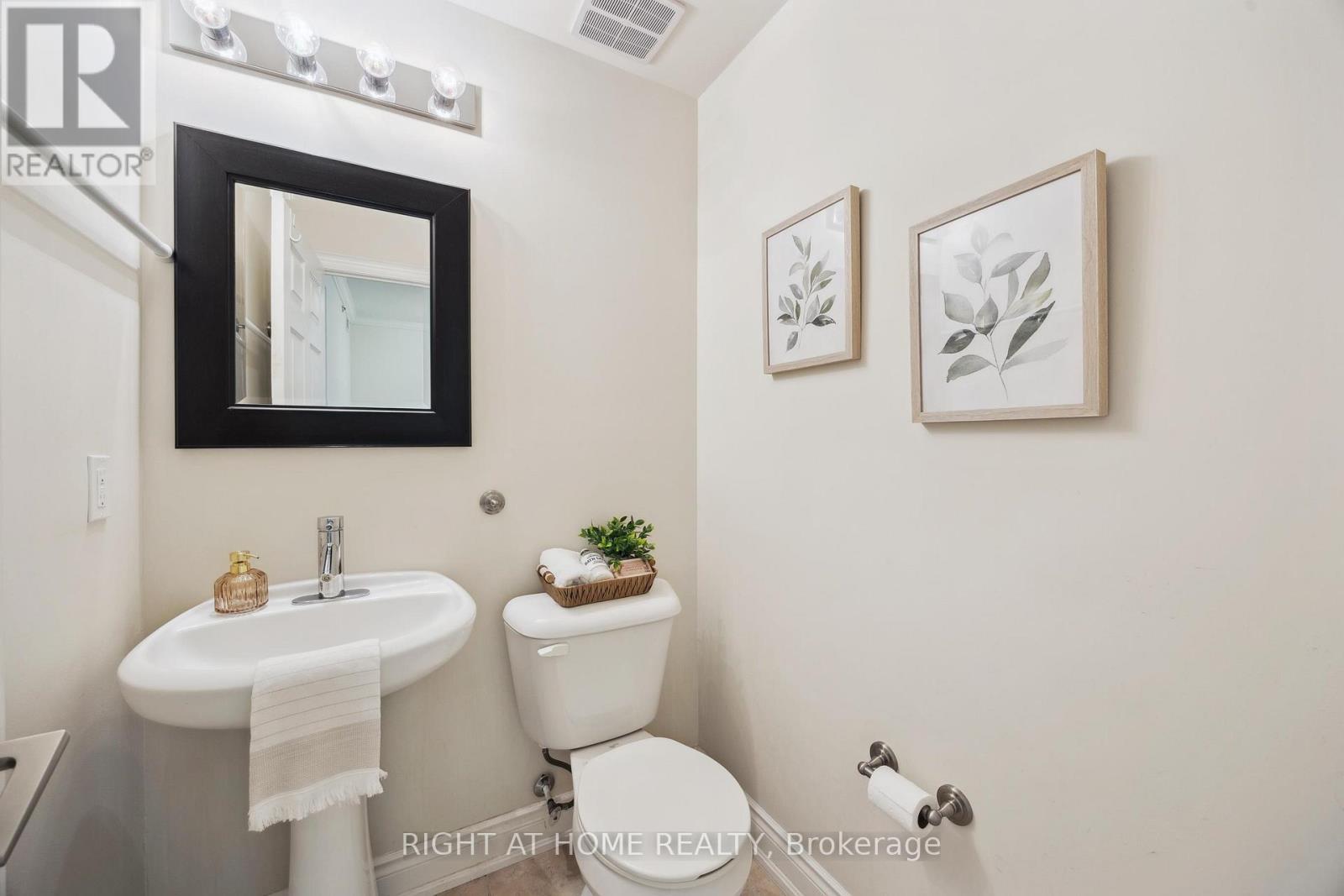 2 pc bath - 205 - 171 Shanly Street, Scugog (Port Perry), ON - Indoor Photo Showing Bathroom
