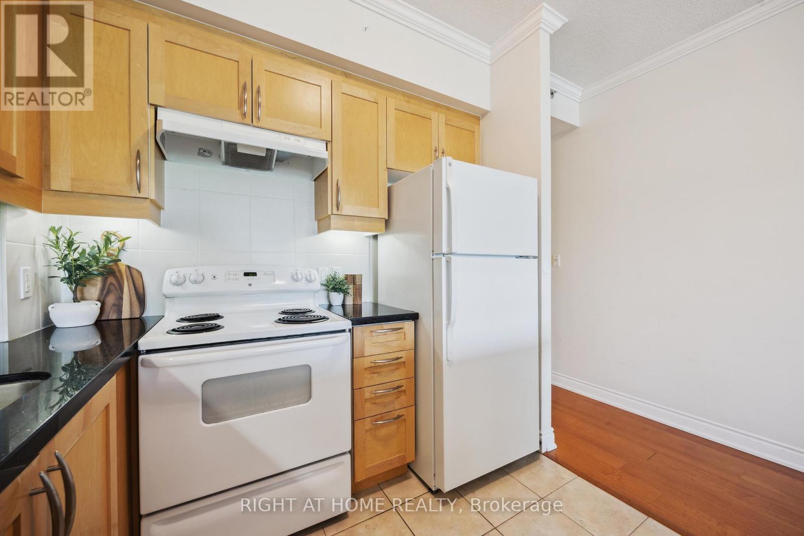 205 - 171 Shanly Street, Scugog (Port Perry), ON - Indoor Photo Showing Kitchen