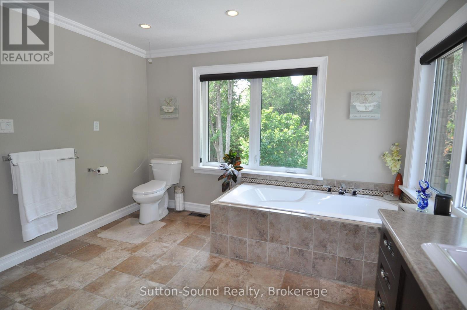 Soaker Tub in Master - 318760 Grey Road 1, Georgian Bluffs, ON - Indoor Photo Showing Bathroom