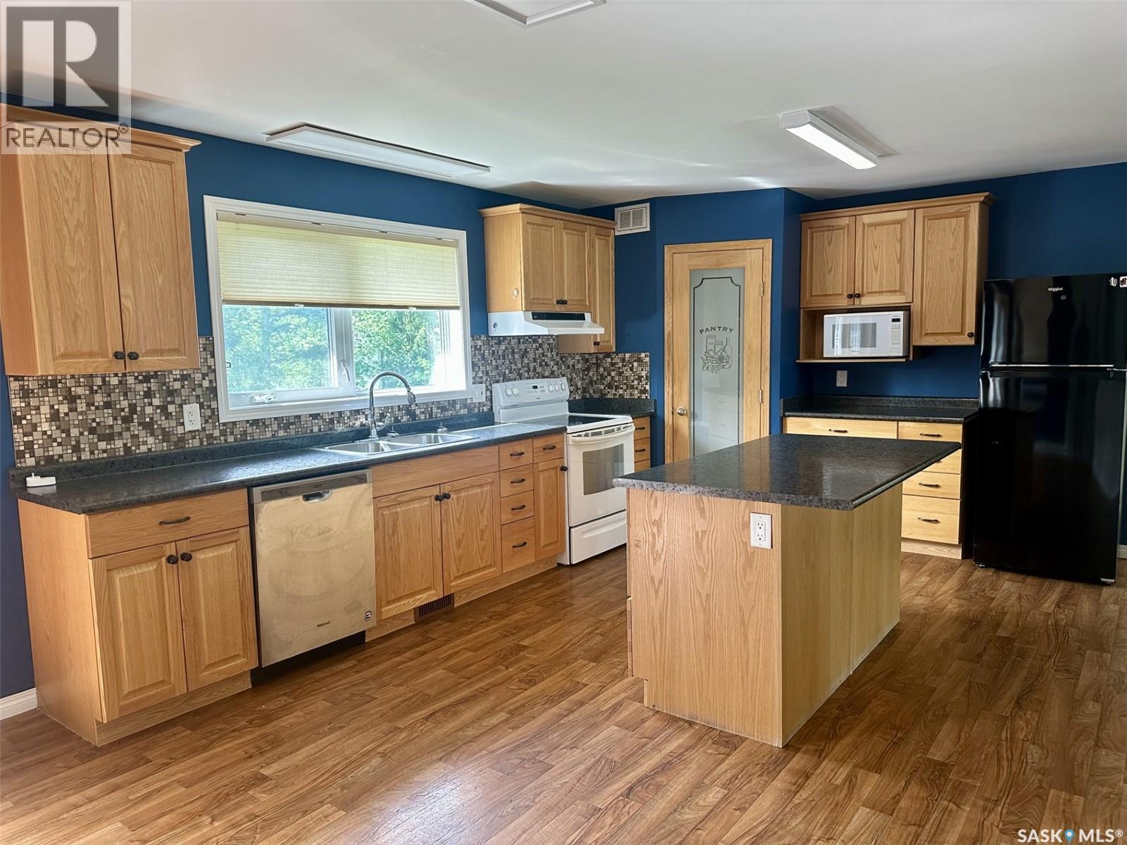 500 5Th Avenue, Leroy, SK - Indoor Photo Showing Kitchen With Double Sink