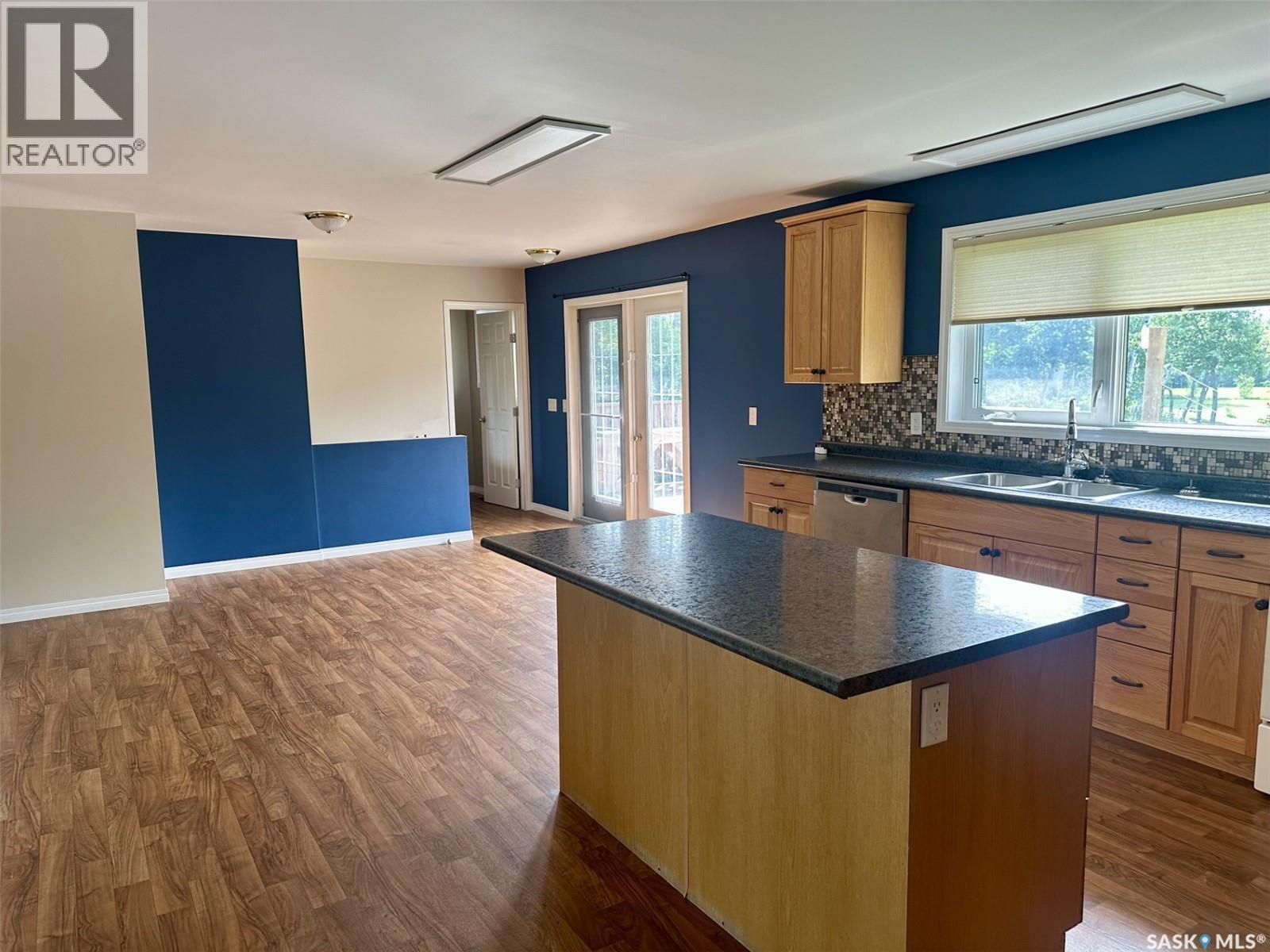 500 5Th Avenue, Leroy, SK - Indoor Photo Showing Kitchen With Double Sink