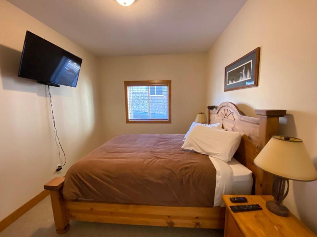 B2B-1351 Gerry Sorensen Way, Kimberley, BC - Indoor Photo Showing Bedroom
