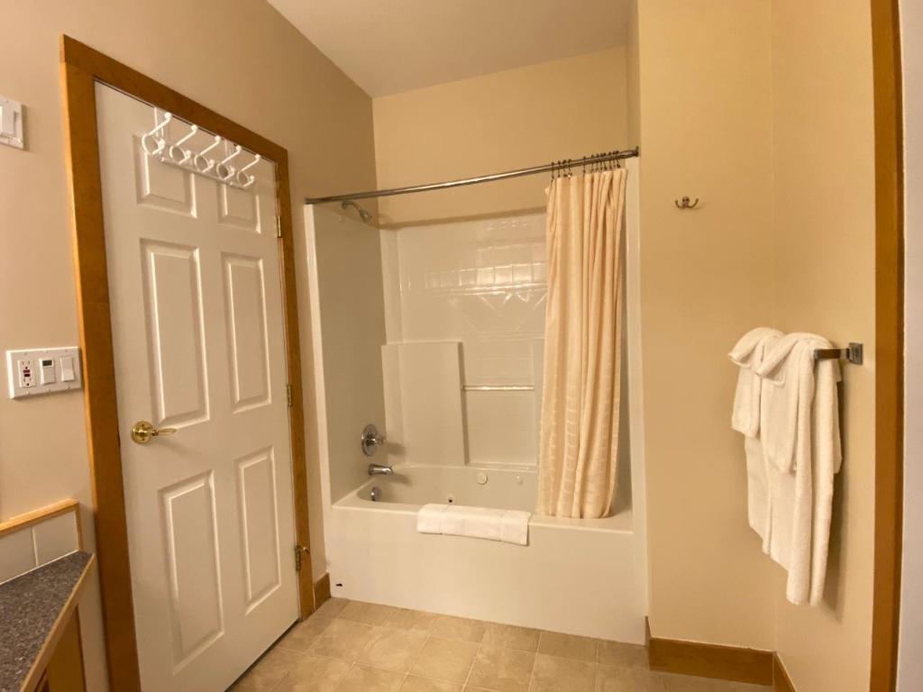 B2B-1351 Gerry Sorensen Way, Kimberley, BC - Indoor Photo Showing Bathroom