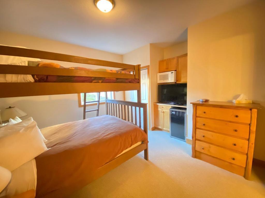 B2B-1351 Gerry Sorensen Way, Kimberley, BC - Indoor Photo Showing Bedroom