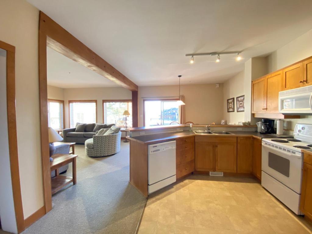 B2B-1351 Gerry Sorensen Way, Kimberley, BC - Indoor Photo Showing Kitchen With Double Sink