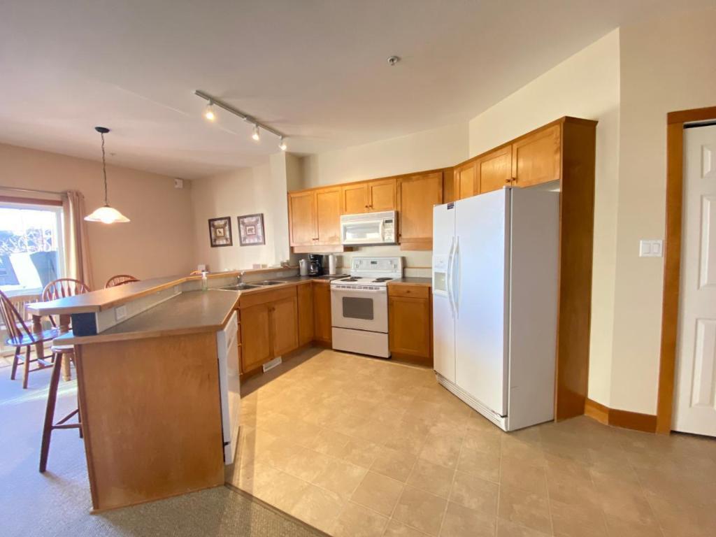 B2B-1351 Gerry Sorensen Way, Kimberley, BC - Indoor Photo Showing Kitchen