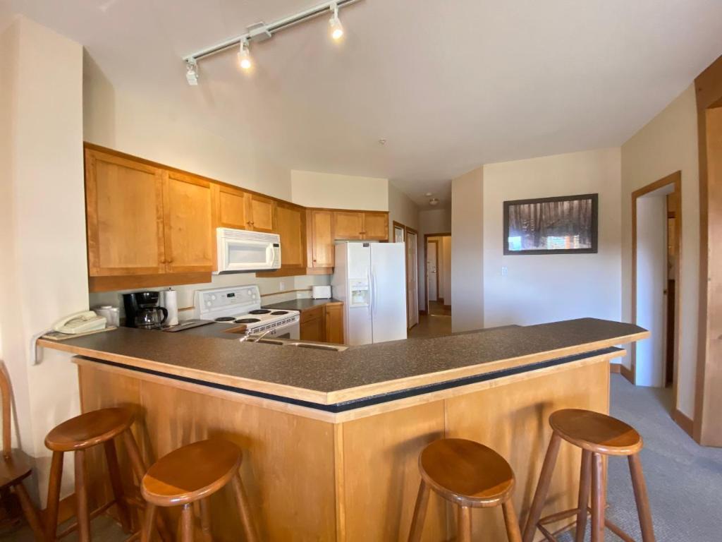 B2B-1351 Gerry Sorensen Way, Kimberley, BC - Indoor Photo Showing Kitchen