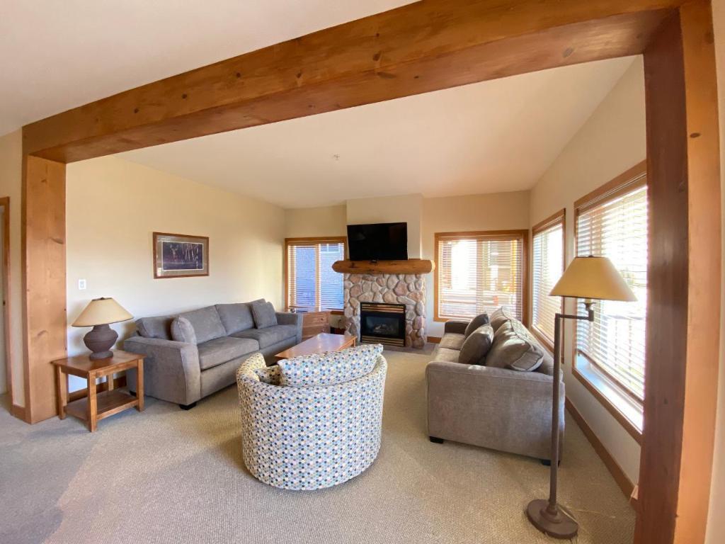 B2B-1351 Gerry Sorensen Way, Kimberley, BC - Indoor Photo Showing Living Room With Fireplace