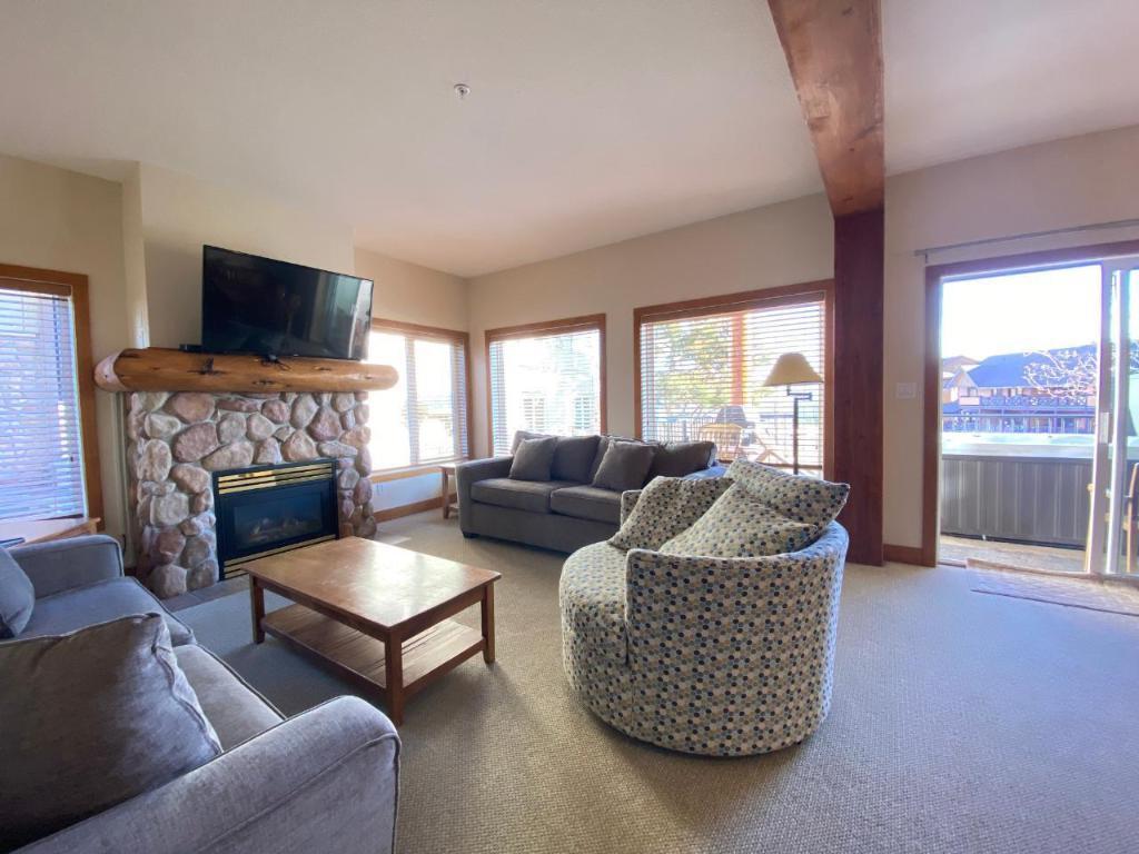 B2B-1351 Gerry Sorensen Way, Kimberley, BC - Indoor Photo Showing Living Room With Fireplace