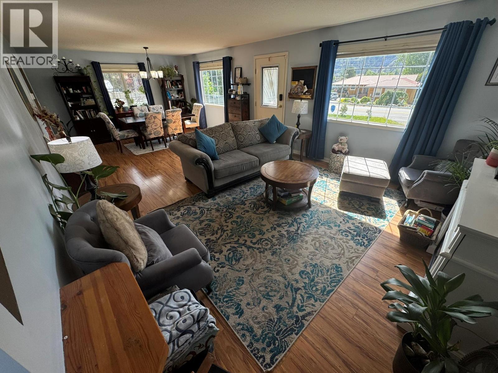 7137 Tucelnuit Drive, Oliver, BC - Indoor Photo Showing Living Room