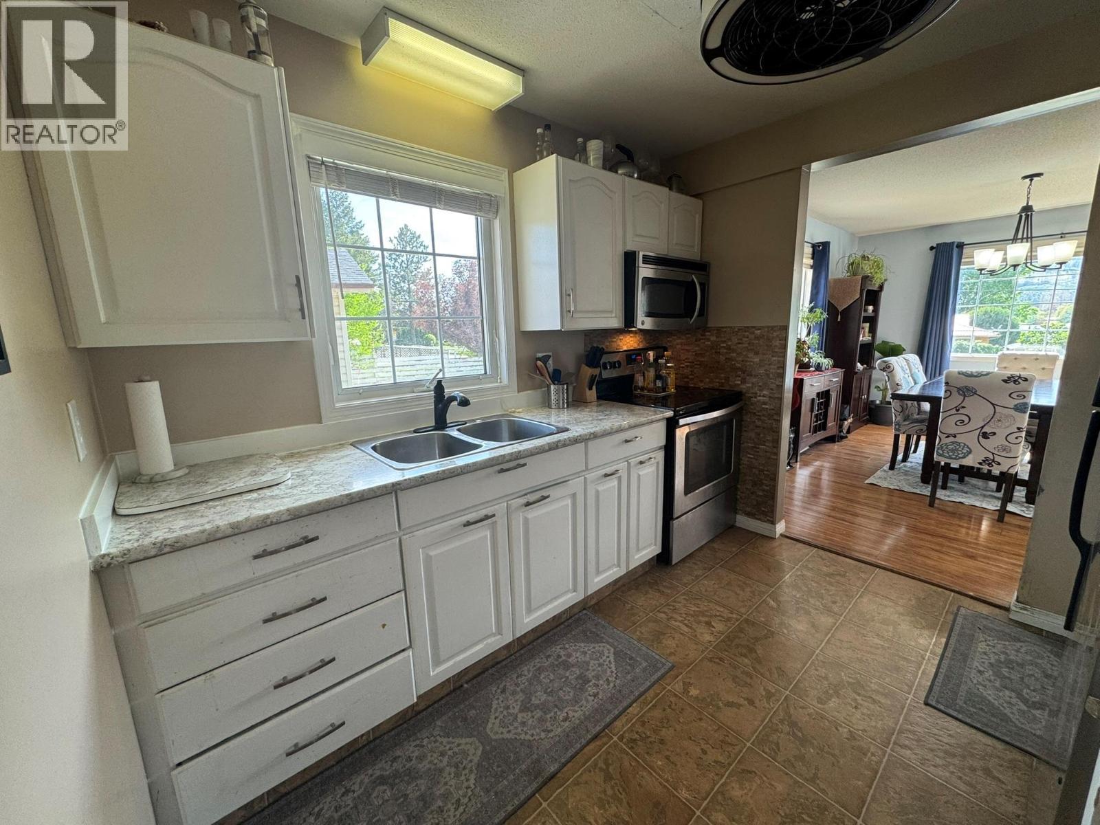7137 Tucelnuit Drive, Oliver, BC - Indoor Photo Showing Kitchen With Double Sink