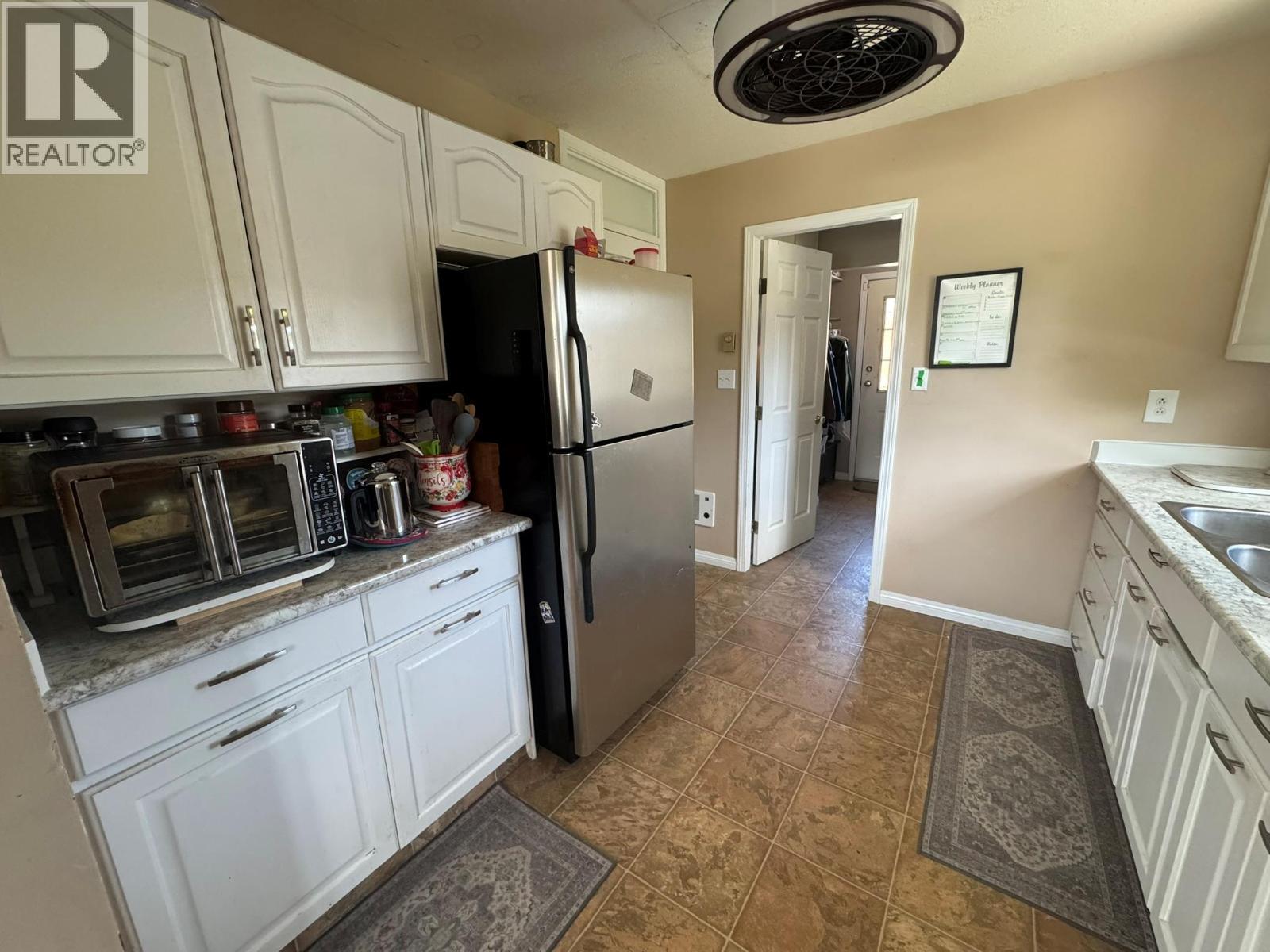 7137 Tucelnuit Drive, Oliver, BC - Indoor Photo Showing Kitchen With Double Sink