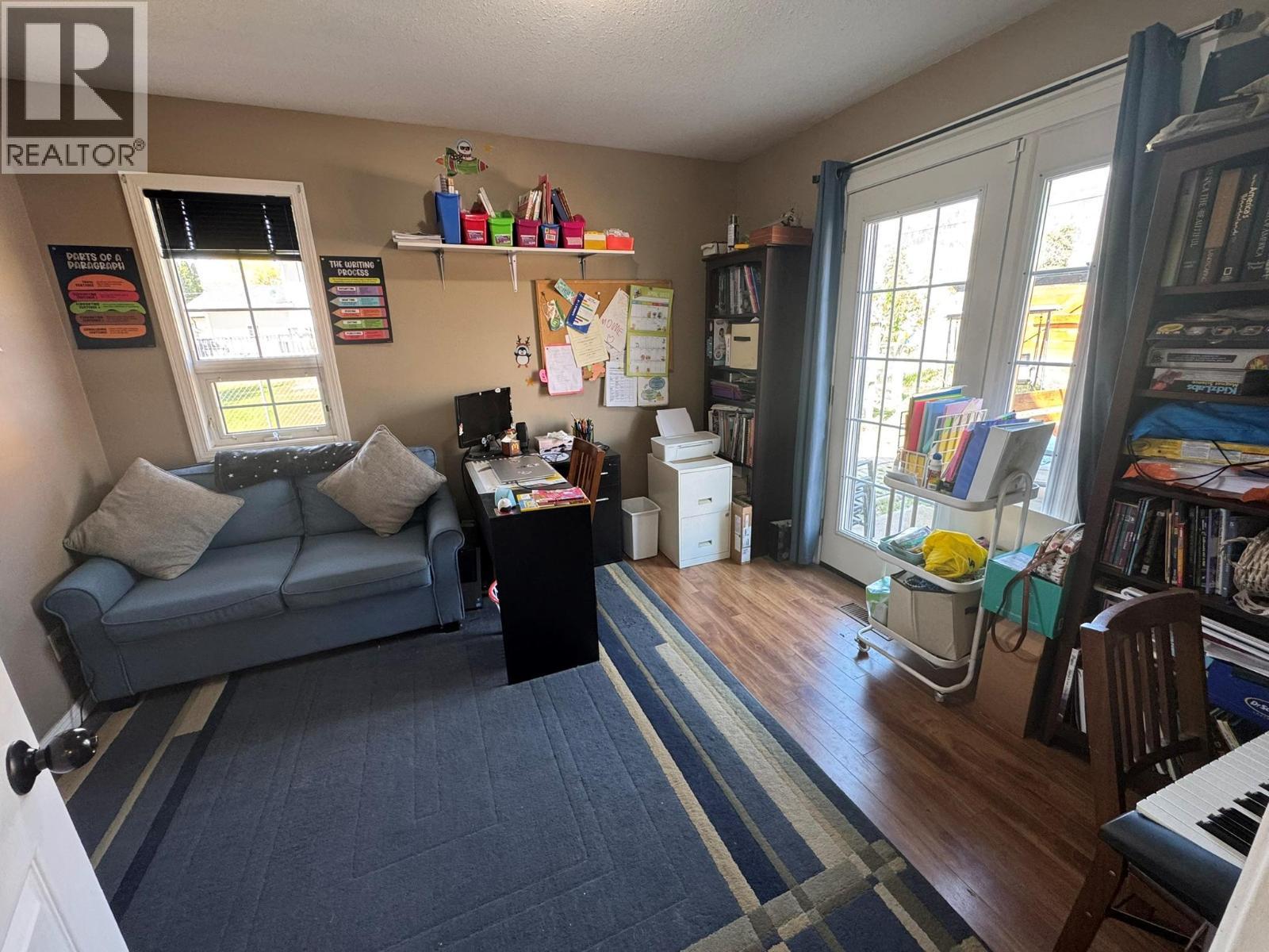 7137 Tucelnuit Drive, Oliver, BC - Indoor Photo Showing Living Room
