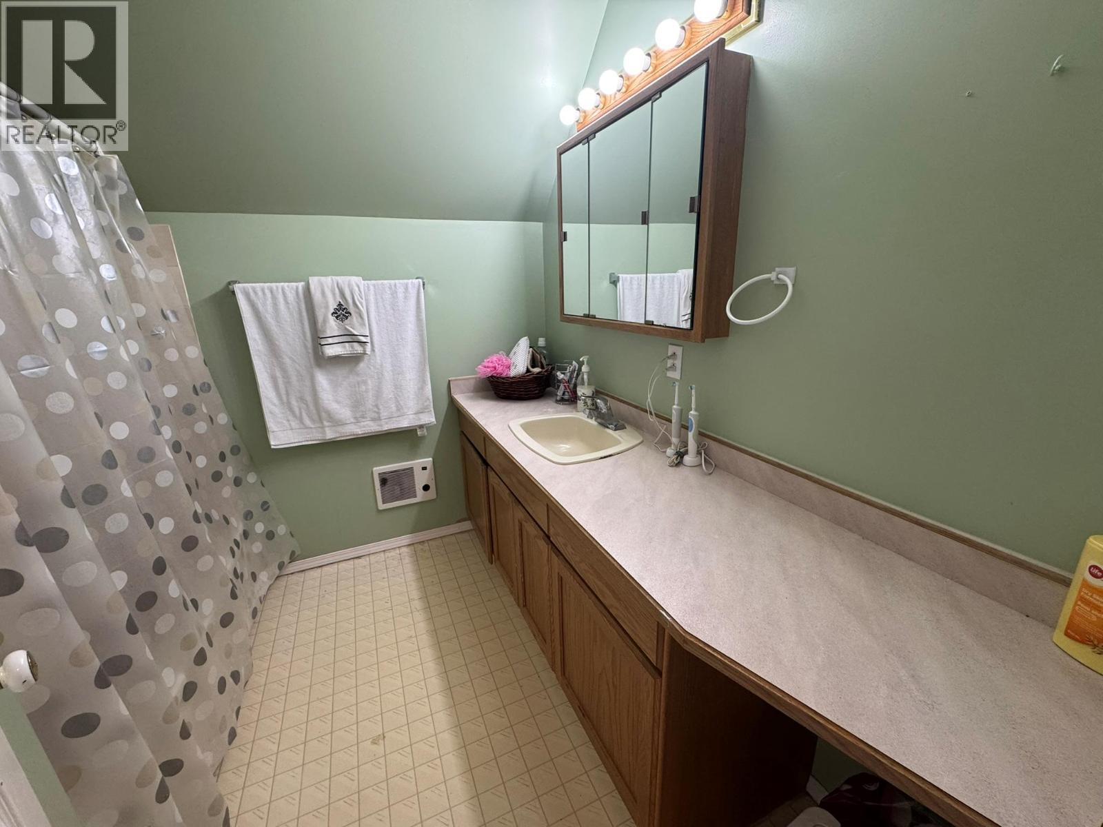 7137 Tucelnuit Drive, Oliver, BC - Indoor Photo Showing Bathroom