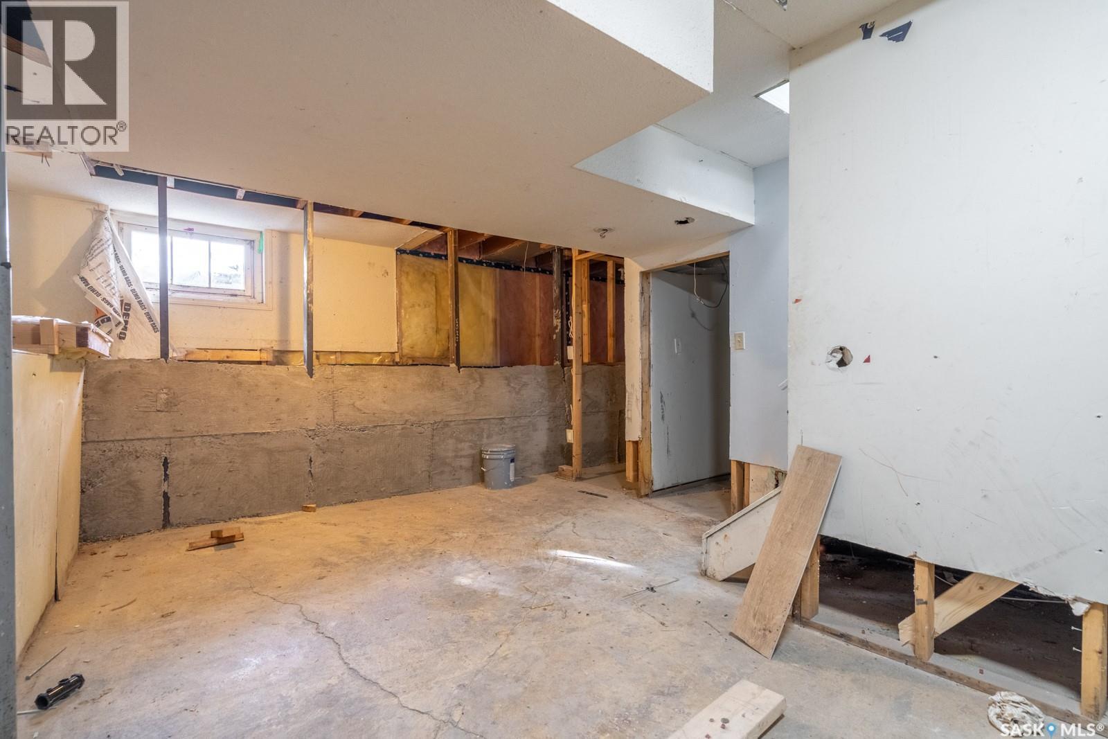 801 Argyle Street, Regina, SK - Indoor