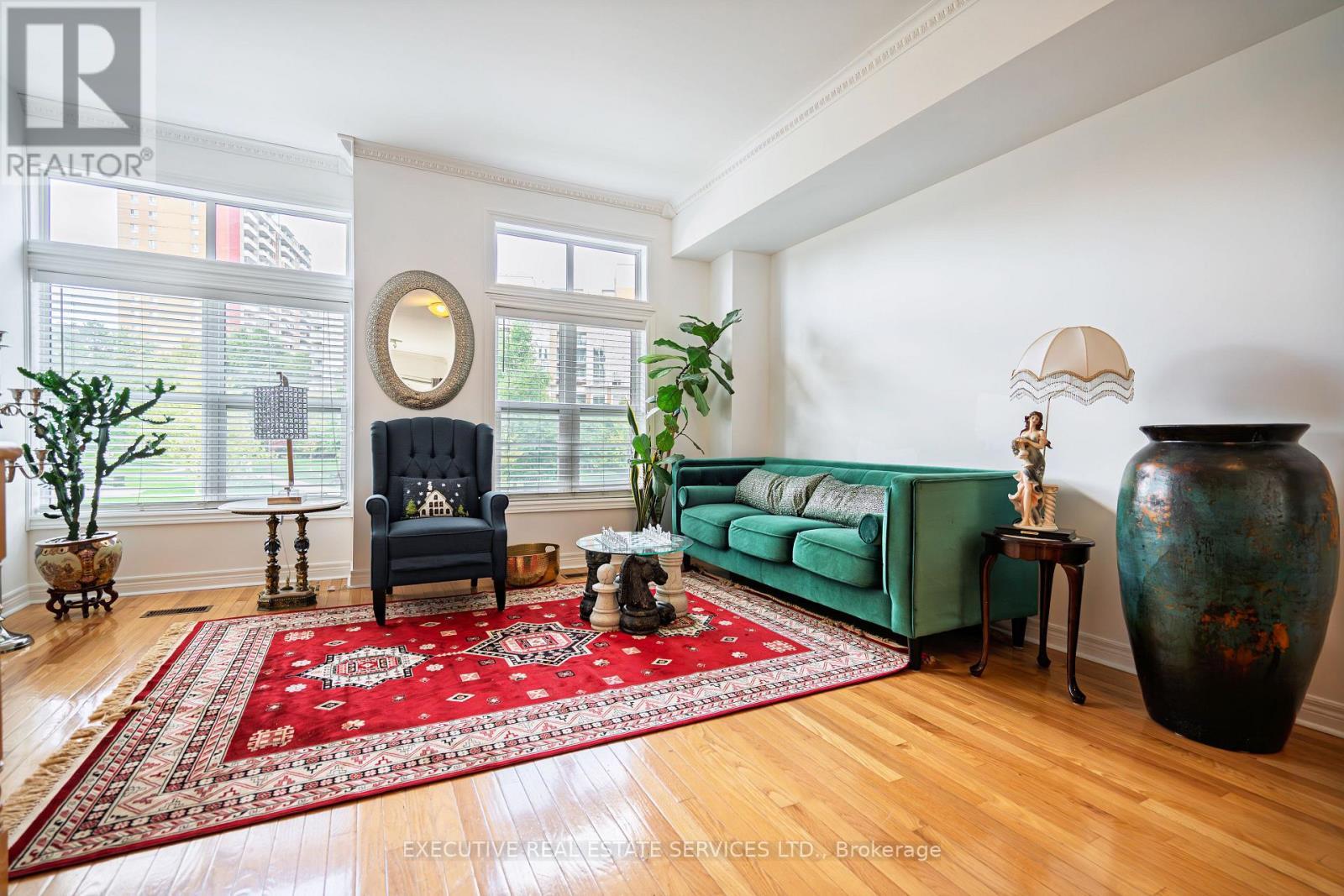 24 Michael Power Place, Toronto, ON - Indoor Photo Showing Living Room