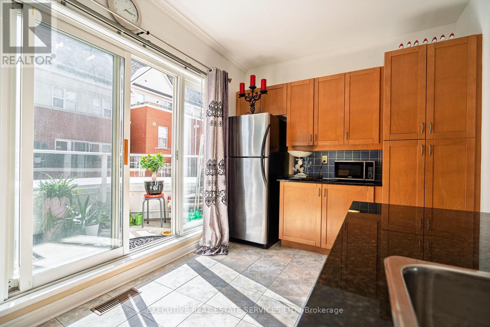 24 Michael Power Place, Toronto, ON - Indoor Photo Showing Kitchen