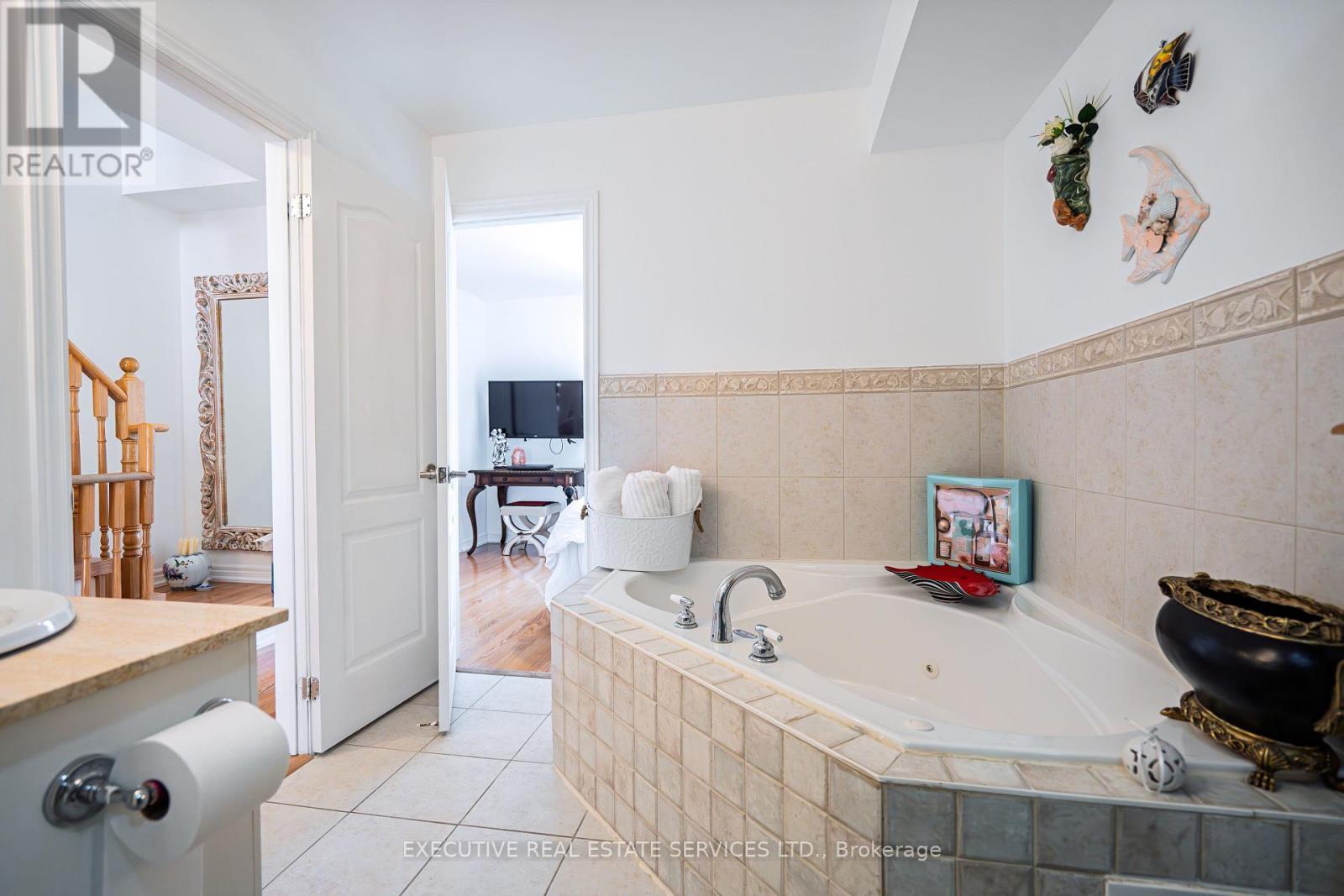 24 Michael Power Place, Toronto, ON - Indoor Photo Showing Bathroom