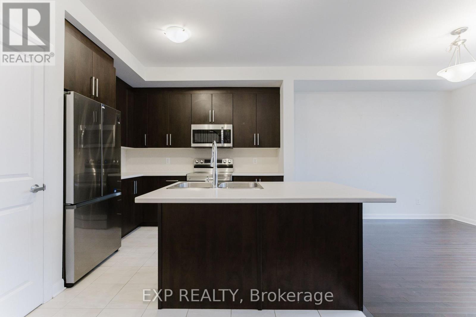 92 Natare Place, Ottawa, ON - Indoor Photo Showing Kitchen With Double Sink With Upgraded Kitchen