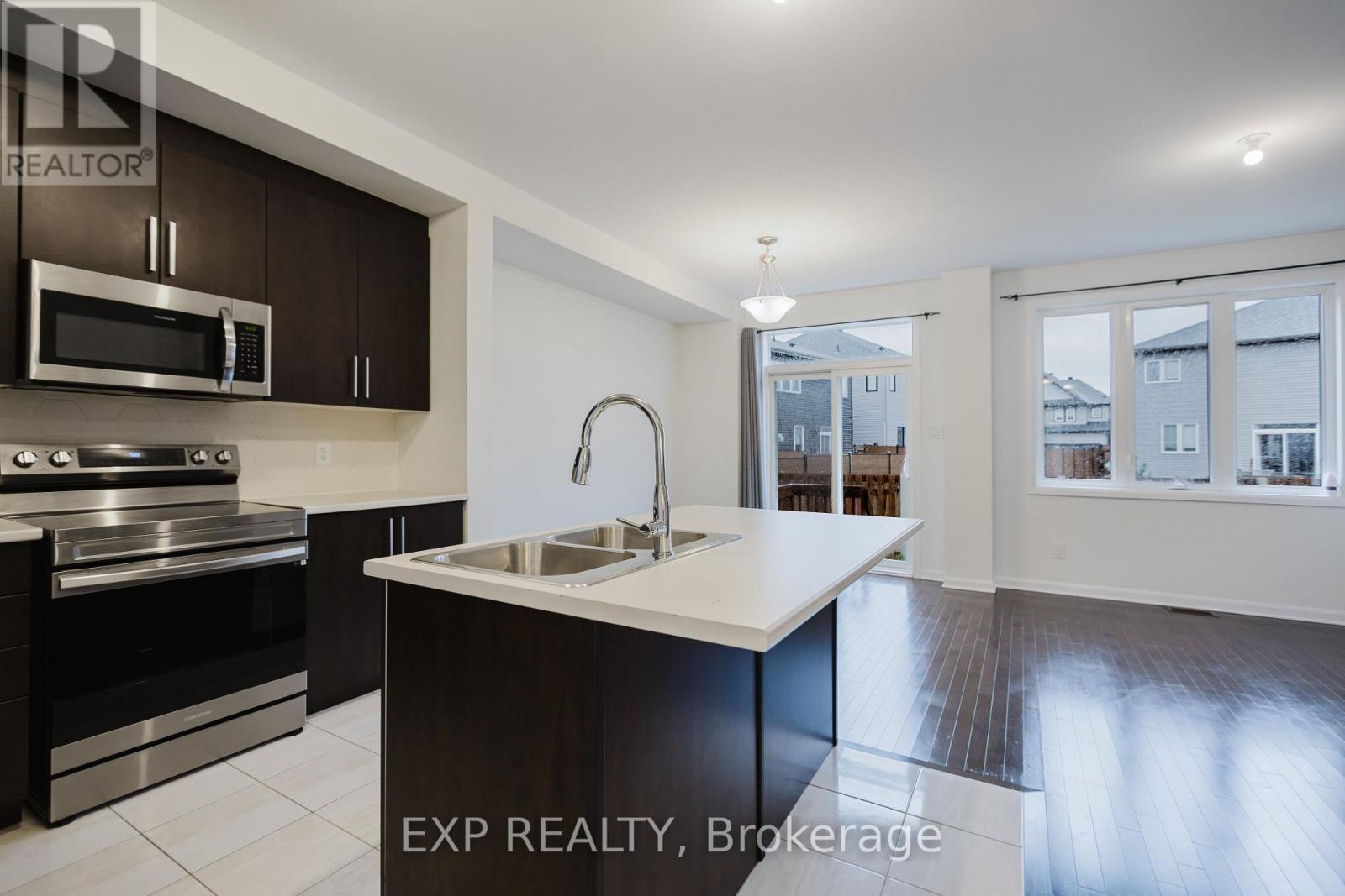 92 Natare Place, Ottawa, ON - Indoor Photo Showing Kitchen With Double Sink With Upgraded Kitchen