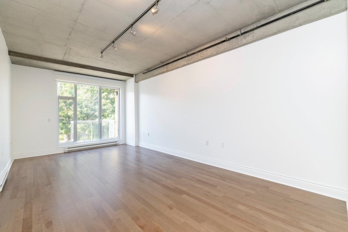 Salon - 201-5255 Av. Du Parc, Montréal (Le Plateau-Mont-Royal), QC - Indoor Photo Showing Other Room