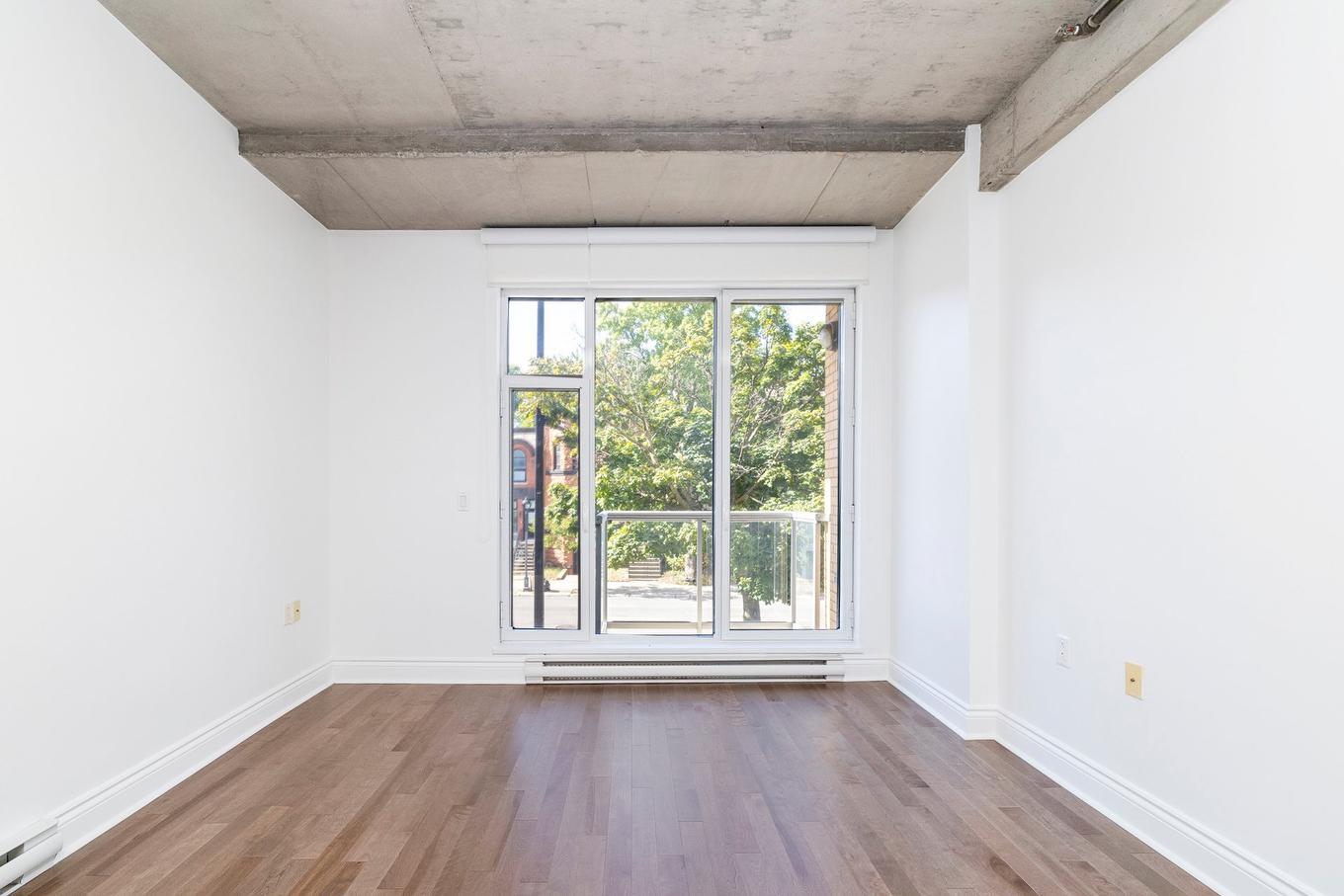 Salon - 201-5255 Av. Du Parc, Montréal (Le Plateau-Mont-Royal), QC - Indoor Photo Showing Other Room