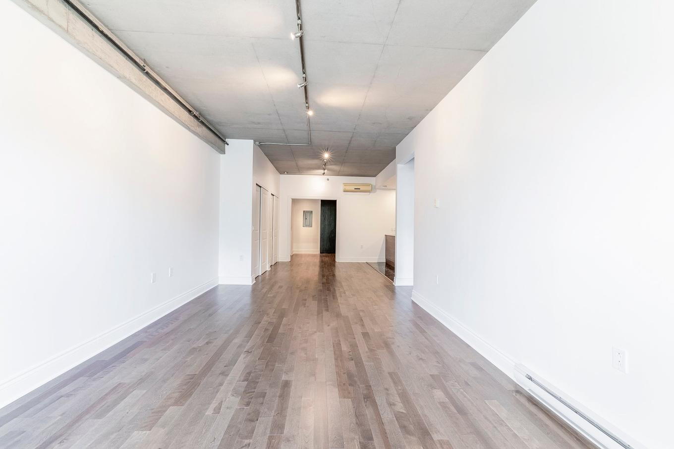 Salon - 201-5255 Av. Du Parc, Montréal (Le Plateau-Mont-Royal), QC - Indoor Photo Showing Other Room