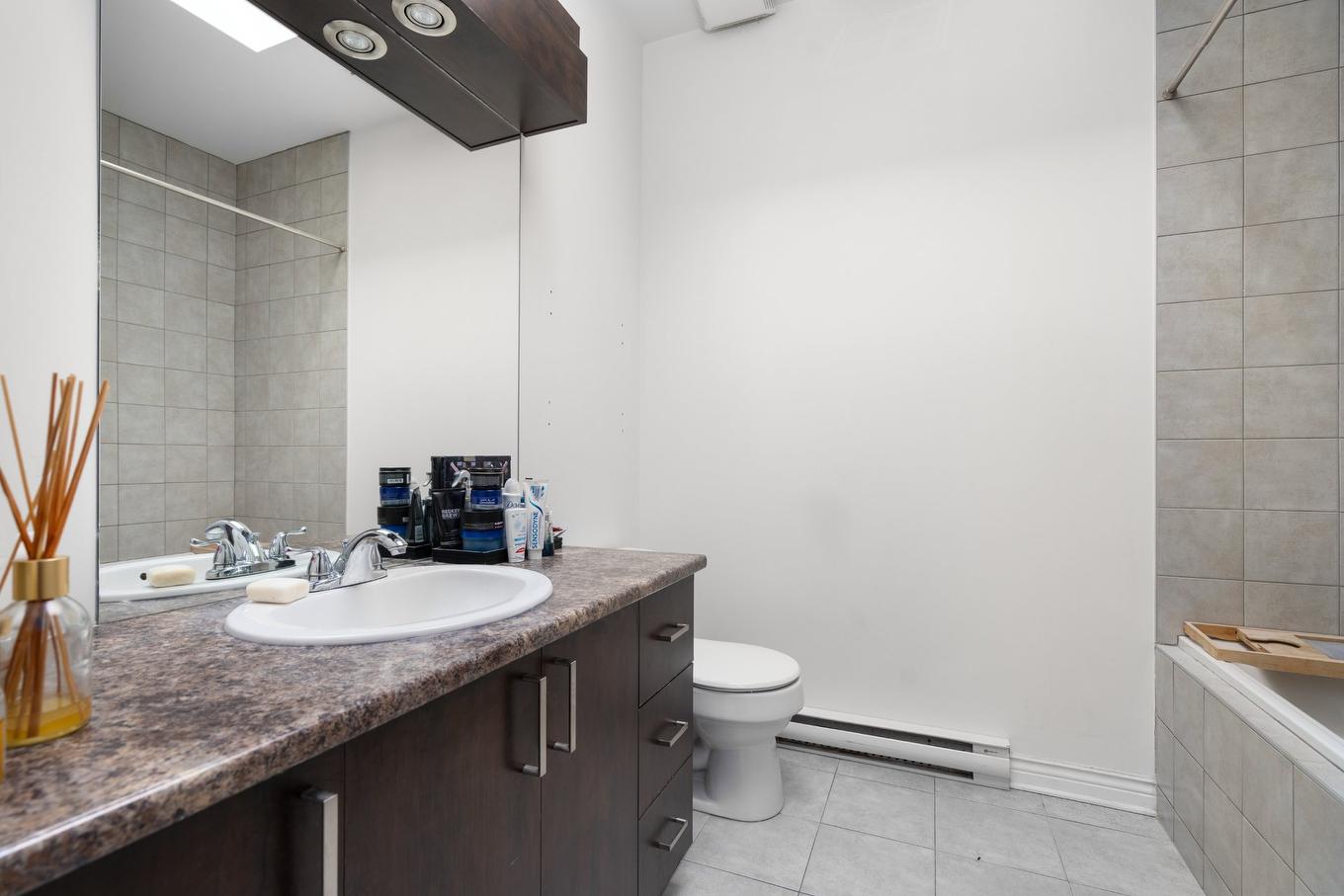 Bathroom - 304-2177 Boul. Thimens, Montréal (Saint-Laurent), QC - Indoor Photo Showing Bathroom