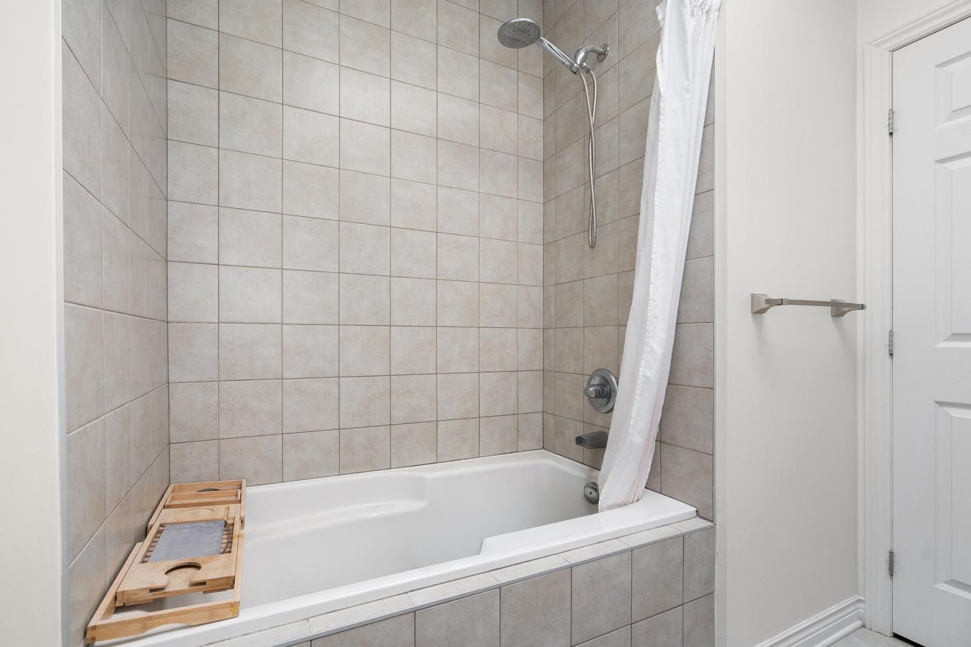 Bathroom - 304-2177 Boul. Thimens, Montréal (Saint-Laurent), QC - Indoor Photo Showing Bathroom