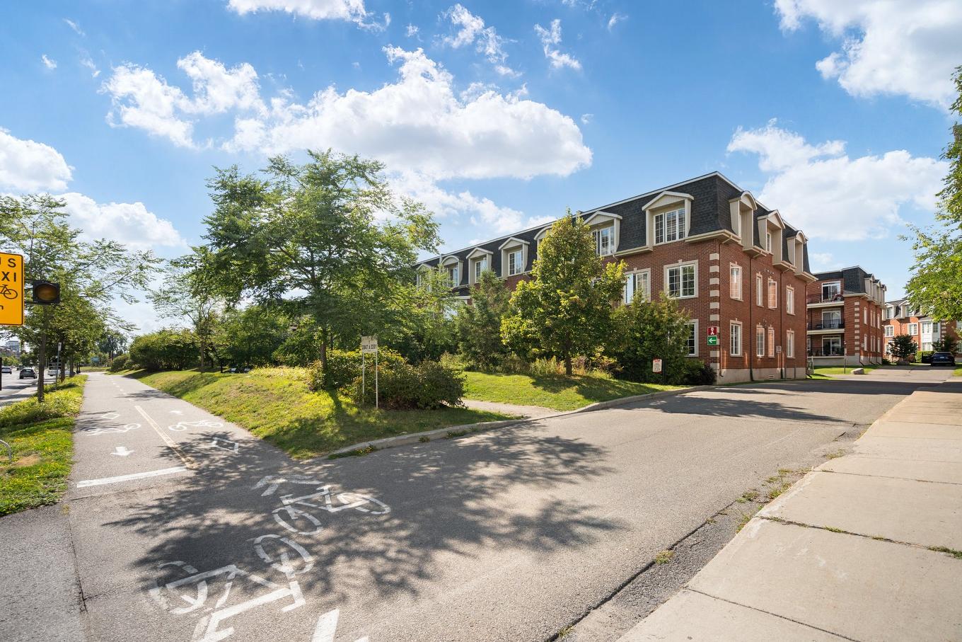 Exterior - 304-2177 Boul. Thimens, Montréal (Saint-Laurent), QC - Outdoor