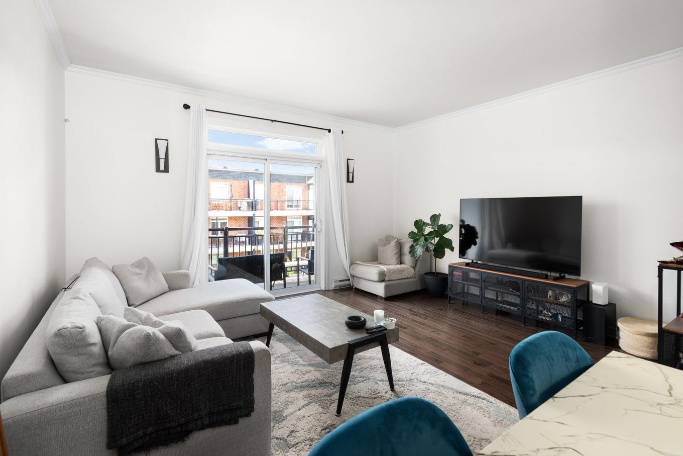 Living room - 304-2177 Boul. Thimens, Montréal (Saint-Laurent), QC - Indoor Photo Showing Living Room