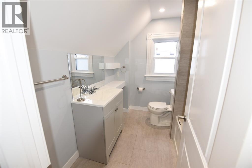 243 Brock Street South, Sarnia, ON - Indoor Photo Showing Bathroom