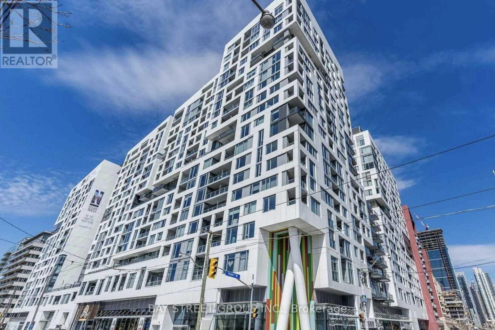 902 - 576 Front Street W, Toronto, ON - Outdoor With Facade