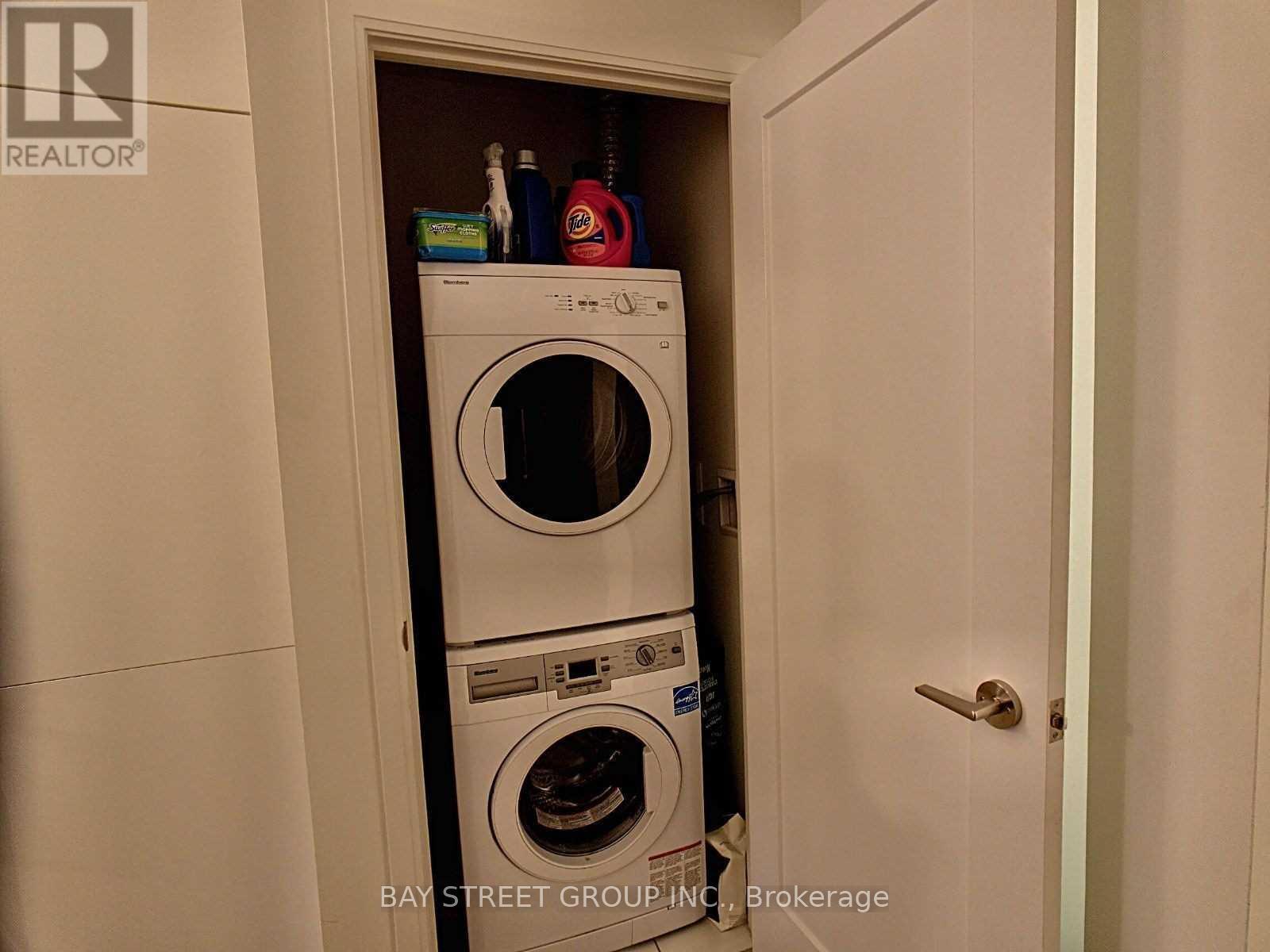 902 - 576 Front Street W, Toronto, ON - Indoor Photo Showing Laundry Room