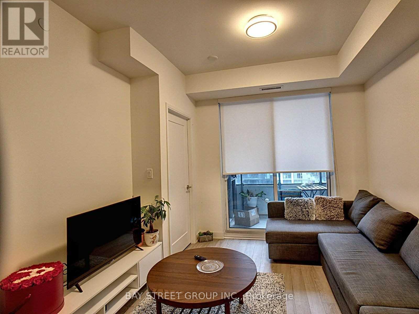 902 - 576 Front Street W, Toronto, ON - Indoor Photo Showing Living Room