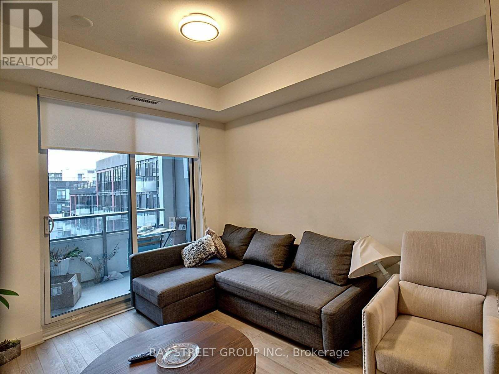 902 - 576 Front Street W, Toronto, ON - Indoor Photo Showing Living Room