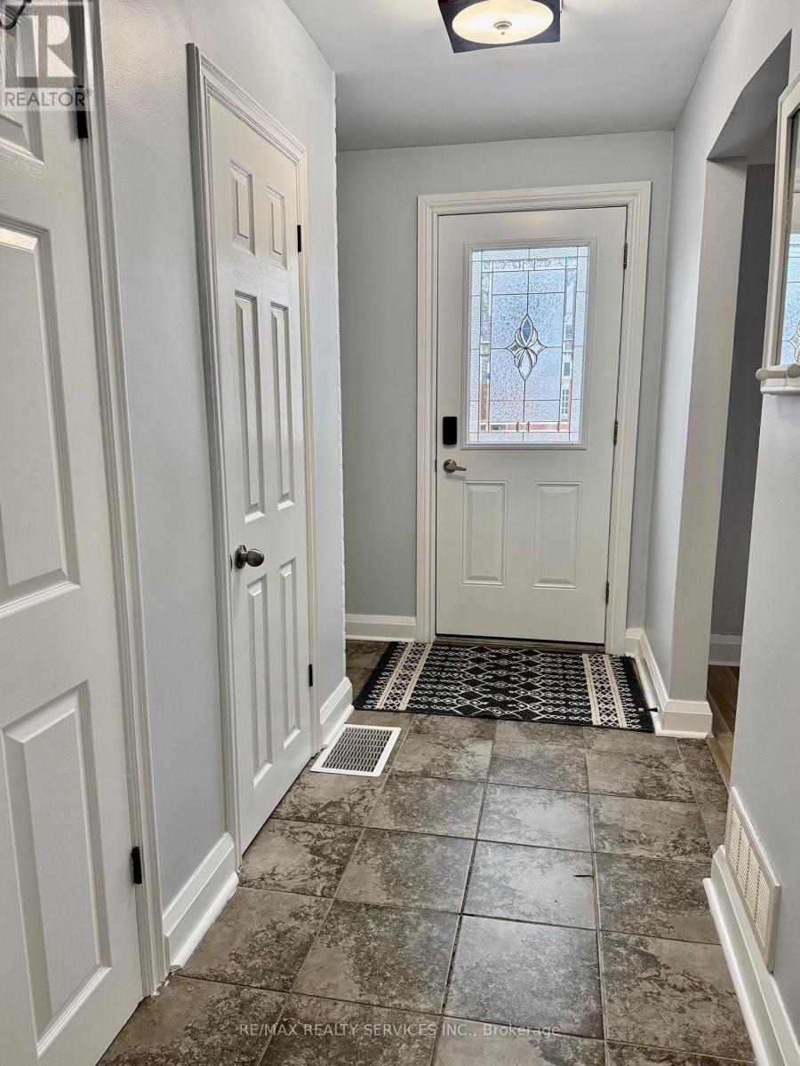 Upper - 145 Brantdale Avenue, Hamilton, ON - Indoor Photo Showing Other Room