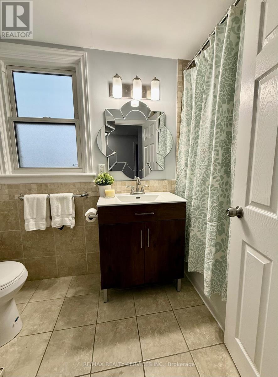 Upper - 145 Brantdale Avenue, Hamilton, ON - Indoor Photo Showing Bathroom