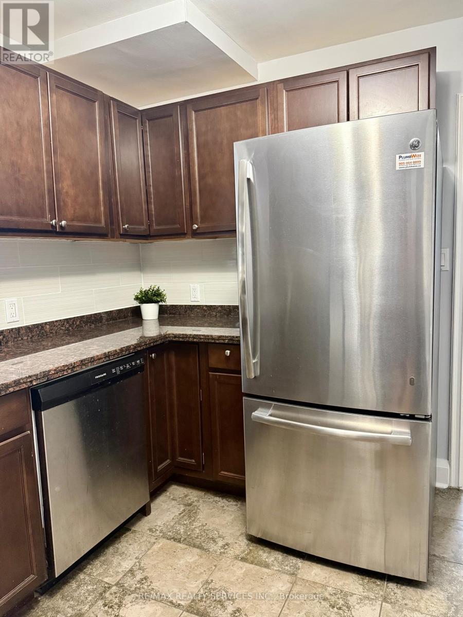 Upper - 145 Brantdale Avenue, Hamilton, ON - Indoor Photo Showing Kitchen