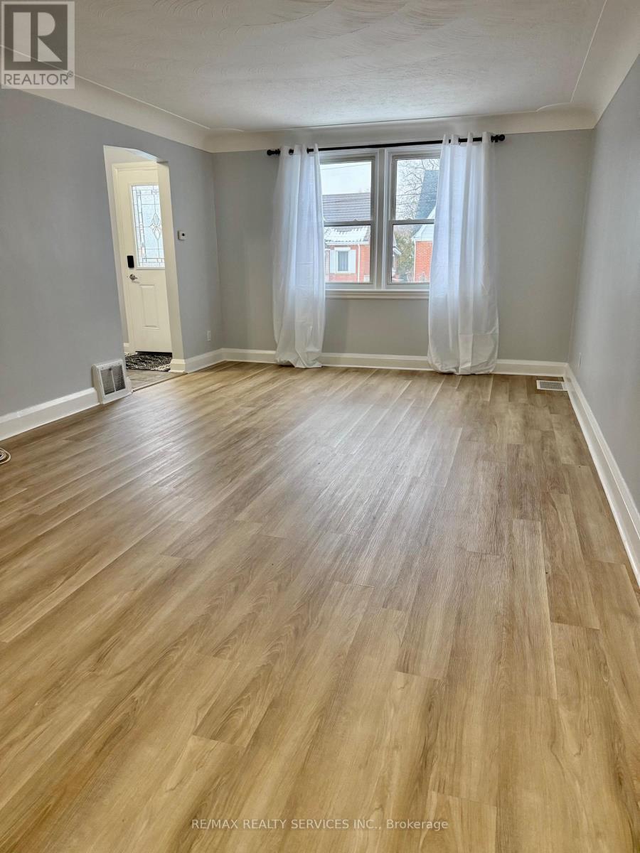 Upper - 145 Brantdale Avenue, Hamilton, ON - Indoor Photo Showing Other Room