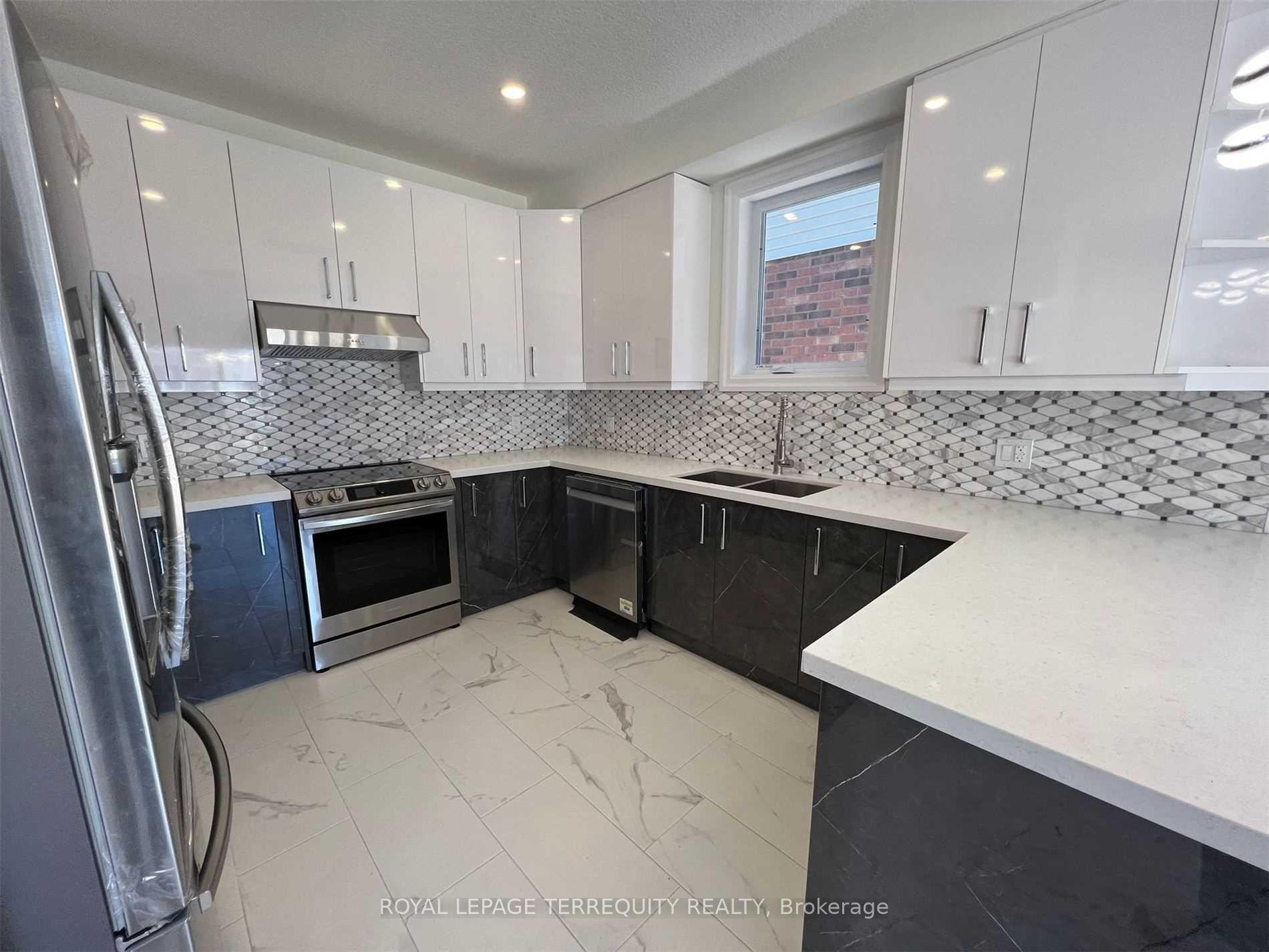 Bsmt-2944 Biddulph Street, London South, ON - Indoor Photo Showing Kitchen With Double Sink With Upgraded Kitchen