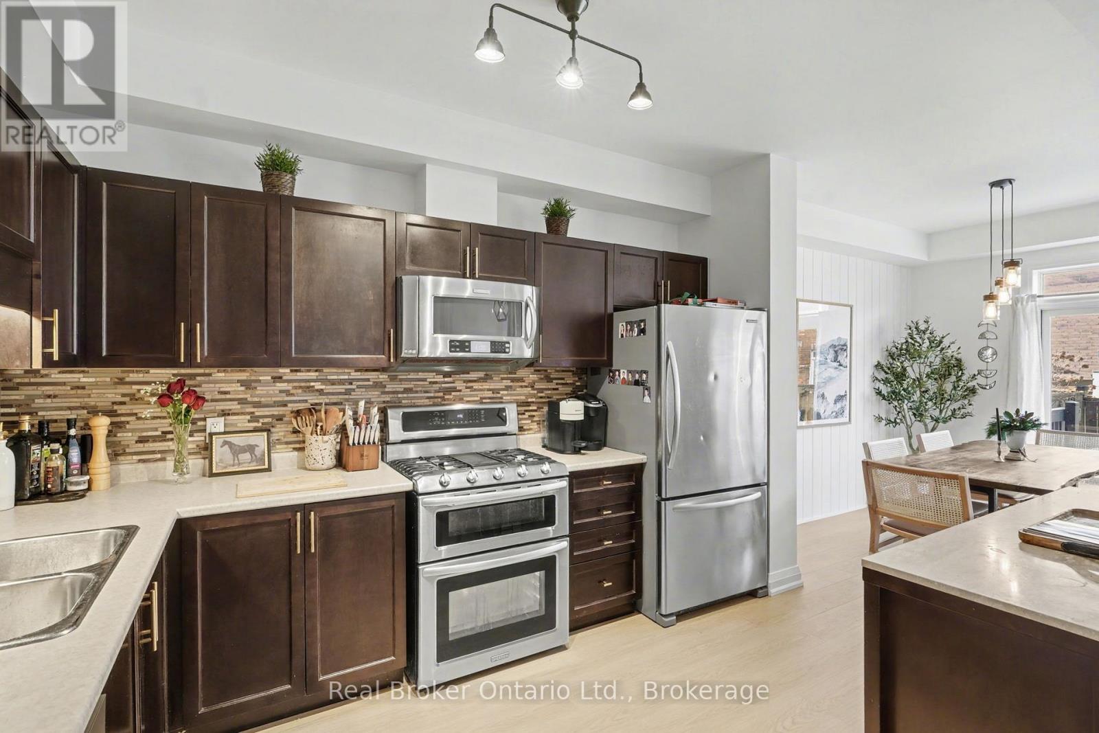 18 - 45 Seabreeze Crescent, Hamilton (Lakeshore), ON - Indoor Photo Showing Kitchen With Double Sink
