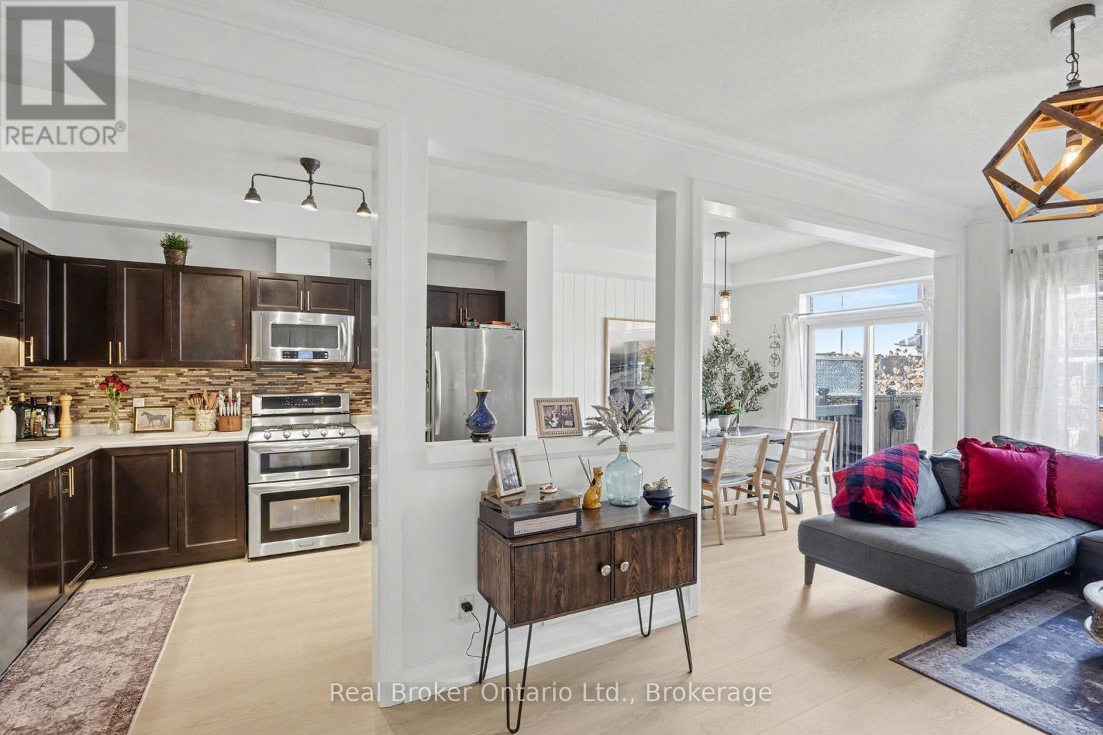 18 - 45 Seabreeze Crescent, Hamilton (Lakeshore), ON - Indoor Photo Showing Kitchen With Upgraded Kitchen