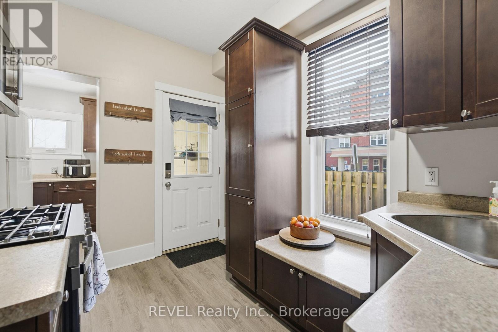 348 Hellems Avenue, Welland (Welland Downtown), ON - Indoor Photo Showing Kitchen