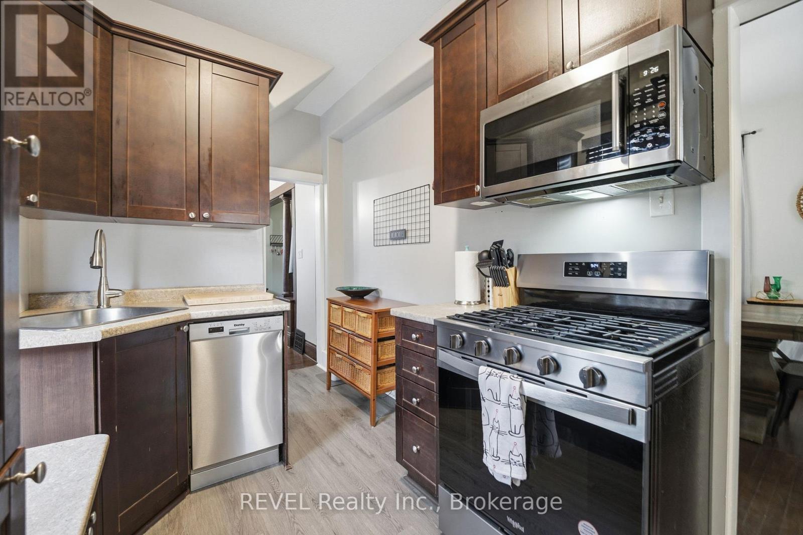 348 Hellems Avenue, Welland (Welland Downtown), ON - Indoor Photo Showing Kitchen