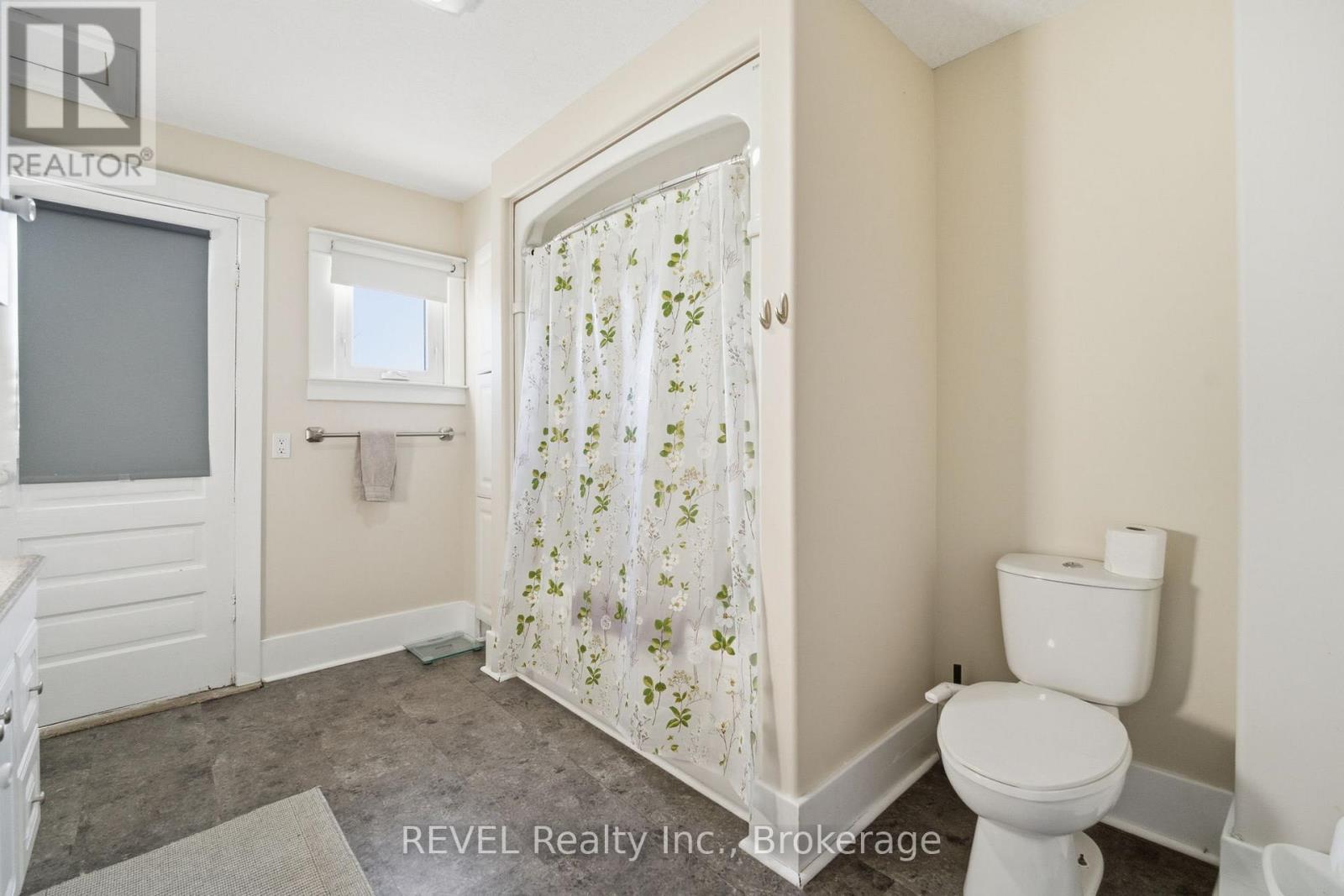 348 Hellems Avenue, Welland (Welland Downtown), ON - Indoor Photo Showing Bathroom